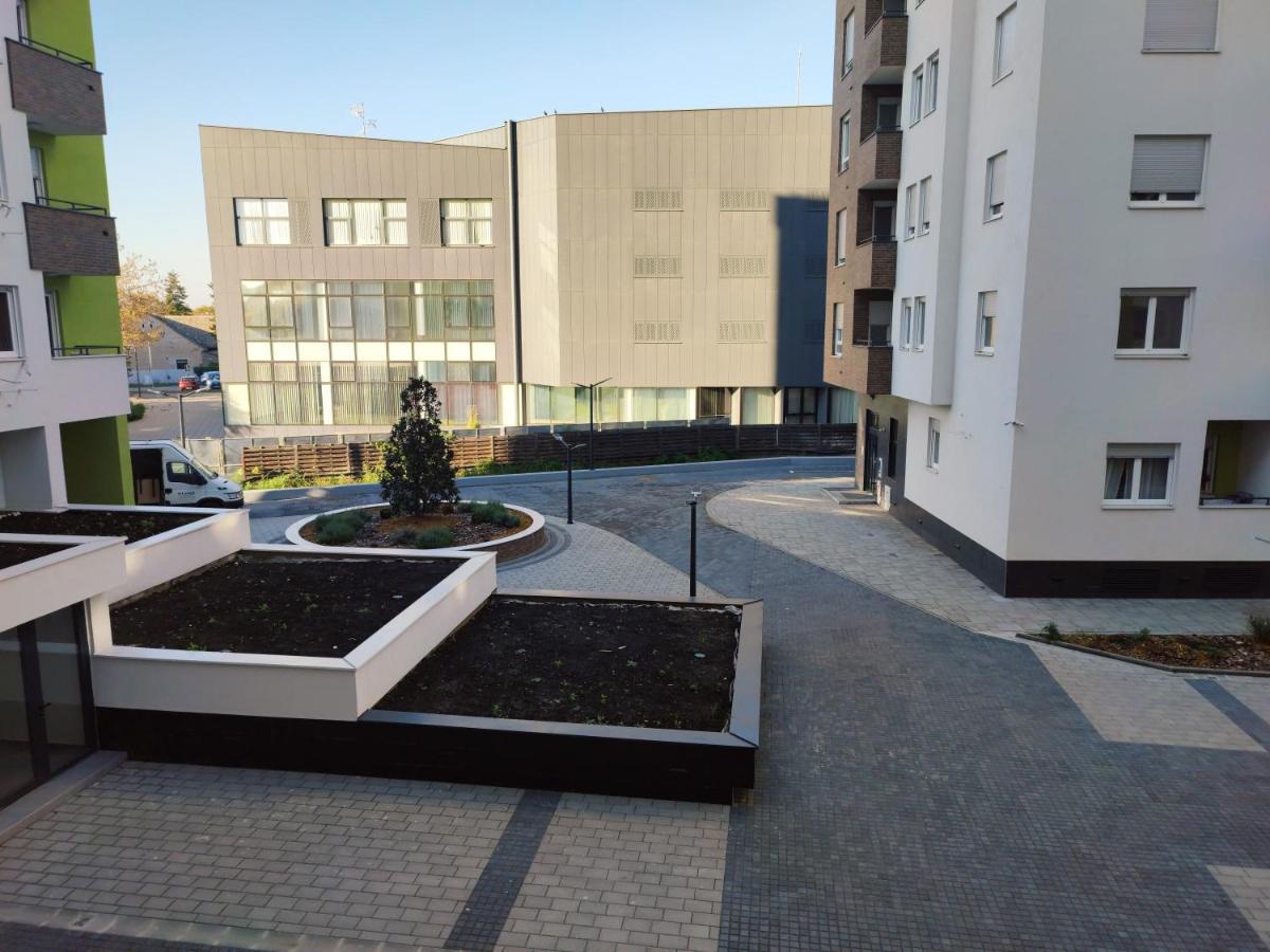 Center Firefly Gardens Apartment Novi Sad Esterno foto